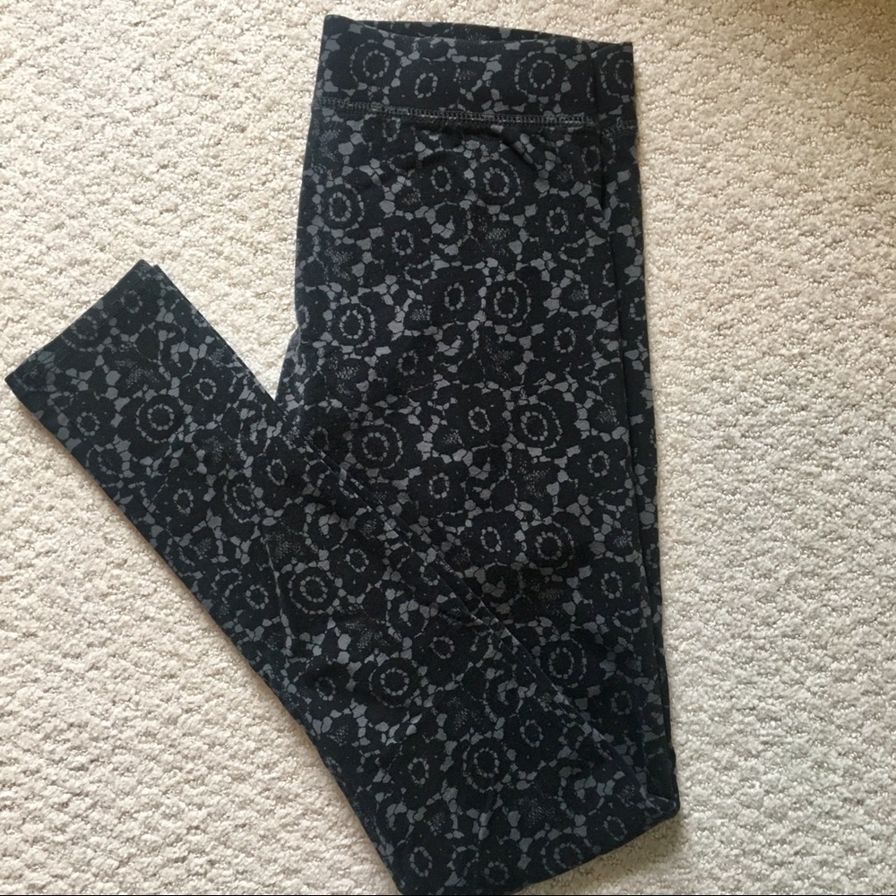 Aerie leggings size small. Grey and black pattern